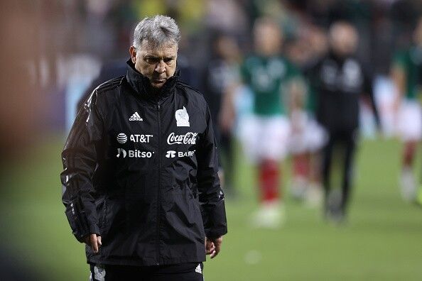 Así trató la afición mexicana al Tata Martino tras la derrota de México ante Colombia (video)