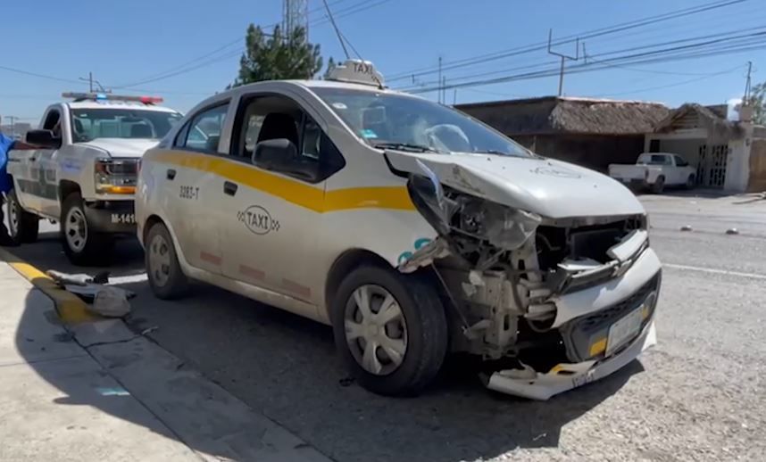 Saltillo: Taxista se queda dormido y choca en cruce de bulevar Eulalio Gutiérrez