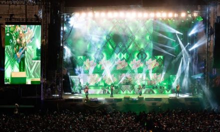 Más de 140 mil personas cantaron con Los Tigres del Norte en el Zócalo