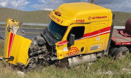 Conductor invade carril a un tráiler y terminan impactados en la carretera a Zacatecas