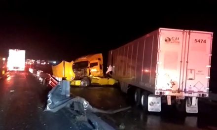 Tráiler protagoniza accidente en la carretera 57 al derrapar por el pavimento mojado