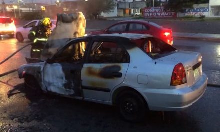 Vehículo se incendia en pleno periférico de Saltillo
