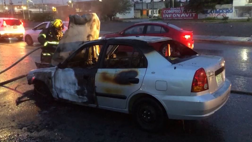 Vehículo se incendia en pleno periférico de Saltillo