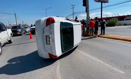 Saltillo: Sale ileso de volcadura en bulevar José Musa de León