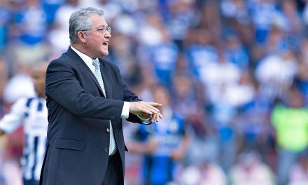 Víctor Manuel Vucetich abandona entrenamiento de Rayados y fue trasladado de urgencia al hospital