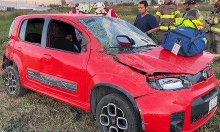 Conductor afirma que lo iban siguiendo y termina volcado al sur de Saltillo… presentaba aliento alcohólico