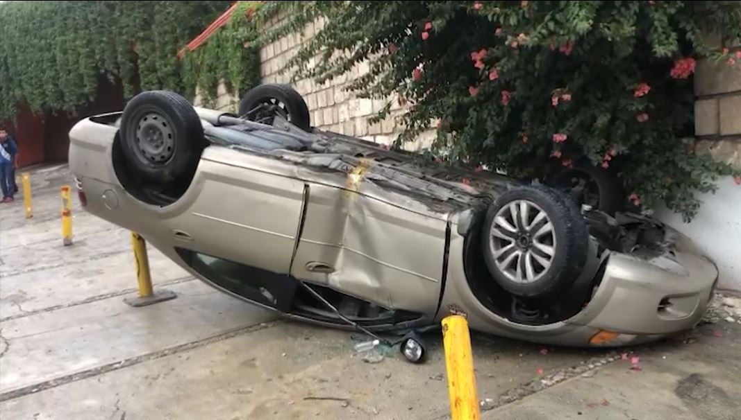 Vuelca debido al pavimento mojado sobre bulevar Nazario Ortiz, en Saltillo