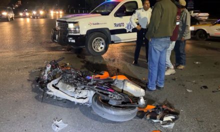 Taxista huye tras dejar un lesionado a un motociclista en Saltillo