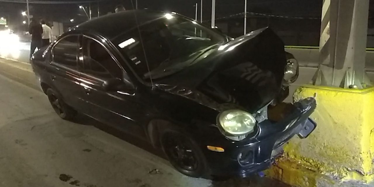 Ebrio perdió el control y chocó su auto contra señalamiento en Saltillo