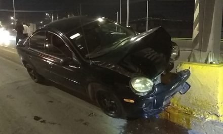 Ebrio perdió el control y chocó su auto contra señalamiento en Saltillo