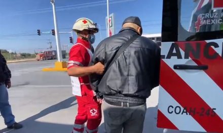 Con lesiones en diversas terminó un hombre de 60 años al caer de su motocicleta en Saltillo