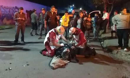 Motociclista sufre fuerte caída al ser atropellado en Saltillo; otro auto le quitó derecho de paso (Video)
