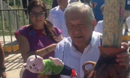 Mientras Café Tacvba lo hizo pedazos, AMLO recibe un Dr. Simi