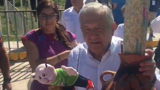 Mientras Café Tacvba lo hizo pedazos, AMLO recibe un Dr. Simi