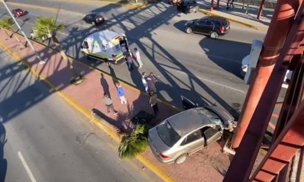 Joven sufre aparatoso accidente sobre periférico LEA en Saltillo