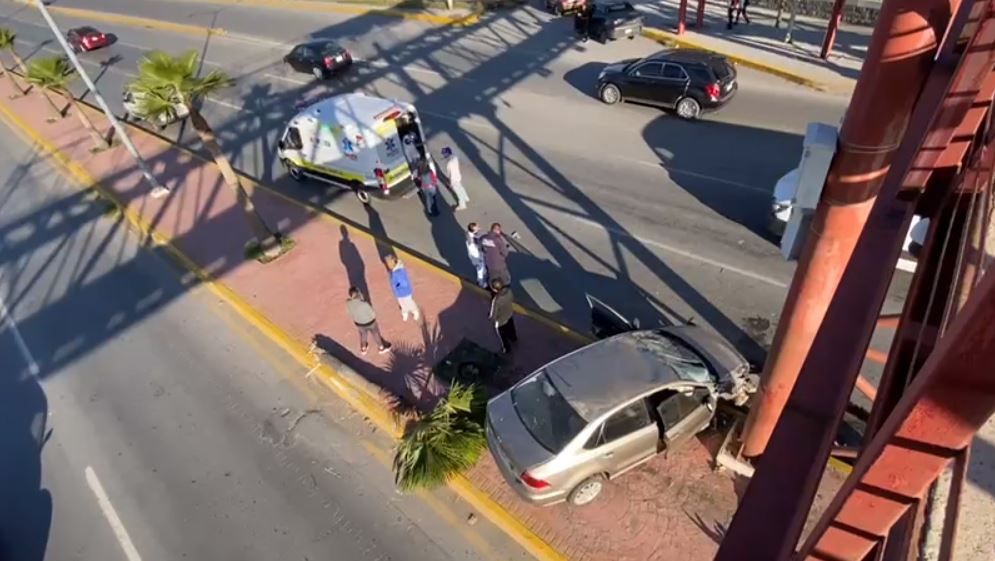Joven sufre aparatoso accidente sobre periférico LEA en Saltillo