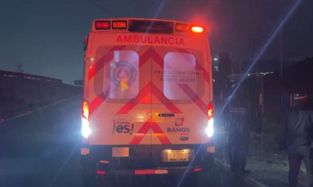 Mujer sufre volcadura en carretera Monclova; tuvo que se trasladada a un hospital