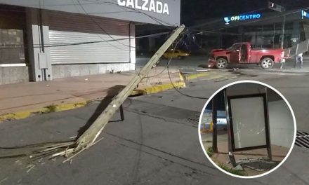 Saltillo: Chocan dos camionetas y destrozan todo a su paso en Presidente Cárdenas