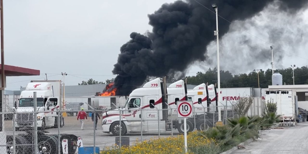 Arde caja de tráiler en Saltillo, fumarolas alarmaron a ciudadanos