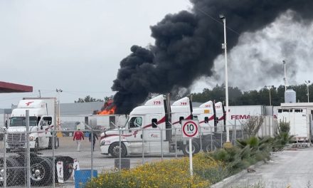 Arde caja de tráiler en Saltillo, fumarolas alarmaron a ciudadanos