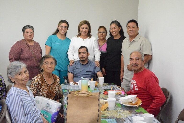 Alcaldesa y DIF Sabinas apoyan a adultos mayores