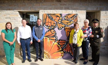 Dan bienvenida a mariposa monarca en Acuña