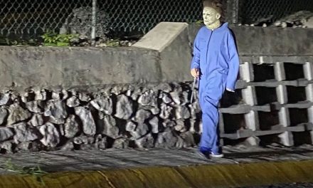 Monterrey: Localizan por la madrugada a joven con autismo disfrazado de Michael Myers