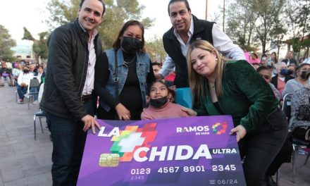 Manolo Jiménez y Chema Morales entregan apoyos económicos en Ramos Arizpe