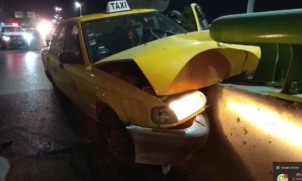 Saltillo: Taxista ebrio terminó estrellado contra las vigas metálicas de un muro en ‘El Sarape’