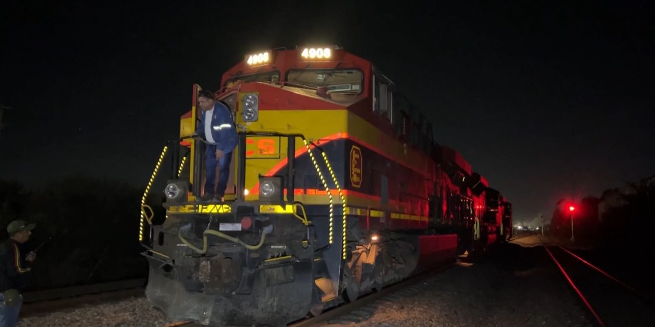 Tren embiste vehículo; conductor quiso ganarle el paso en Saltillo