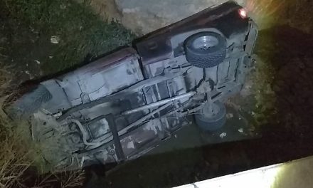 Conductor vuelca y acaba en el fondo del arroyo en Saltillo