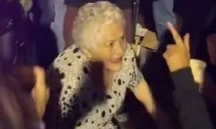 Abuelita decide ir de fiesta con su nieto y perrea intensamente (video)