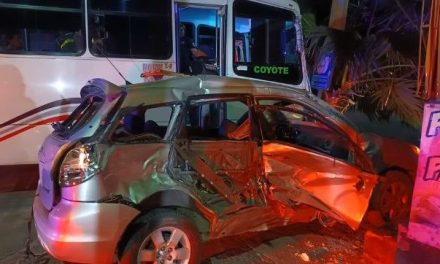 Abuelitos van en sentido contrario y chocan contra un autobús en Torreón