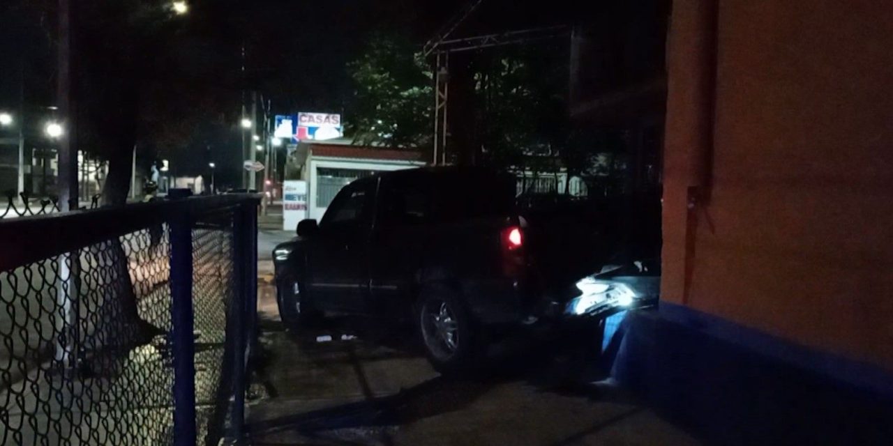 Conductor en estado de ebriedad derribó las mallas protectoras de un negocio en Saltillo