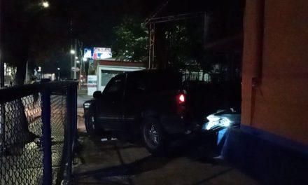 Conductor en estado de ebriedad derribó las mallas protectoras de un negocio en Saltillo