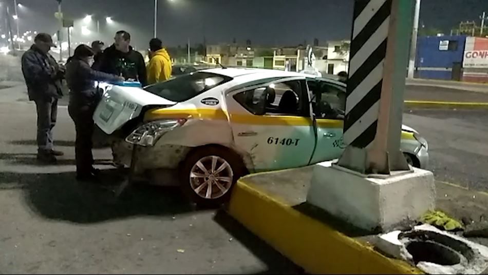 Saltillo: Se pasa el rojo, provoca accidente y huye en la colonia Hidalgo