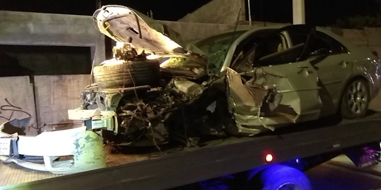 Hombre pierde el control y termina estrellado contra un árbol en Saltillo