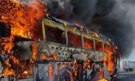 Autobús se incendia en la carretera Saltillo-Torreón