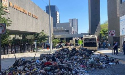 Protestan trabajadores de San Pedro apilando basura en Congreso de Nuevo León