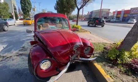 Destruye su  Volkswagen por un cerrón en Saltillo