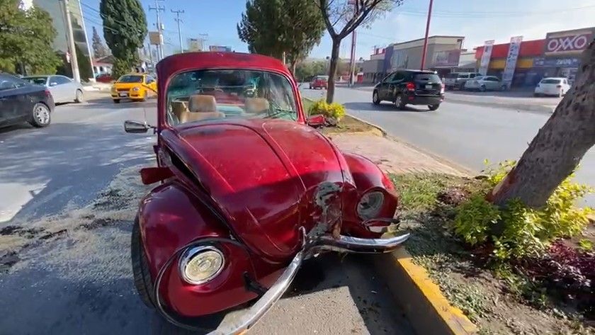 Destruye su  Volkswagen por un cerrón en Saltillo