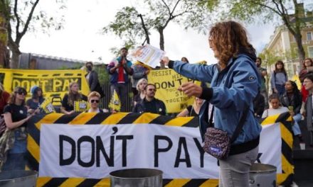 Miles de británicos protestan en Londres ante inflación récord