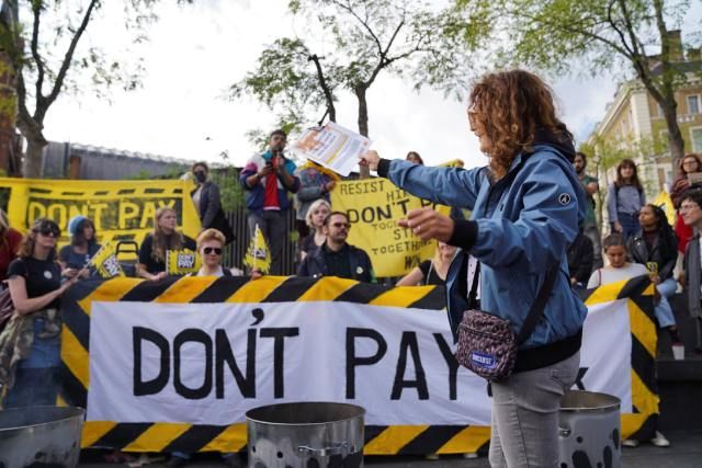 Miles de británicos protestan en Londres ante inflación récord