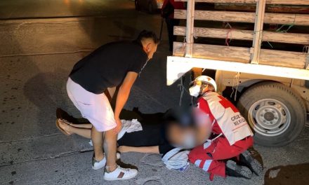 Saltillo: Mujer cae de un vehículo movimiento y termina tirada en el suelo