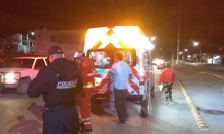 Iba de acompañante en una moto y sufre aparatosa caída en Saltillo; el conductor lo abandona