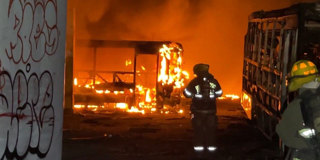 Queman camiones abandonados en Saltillo