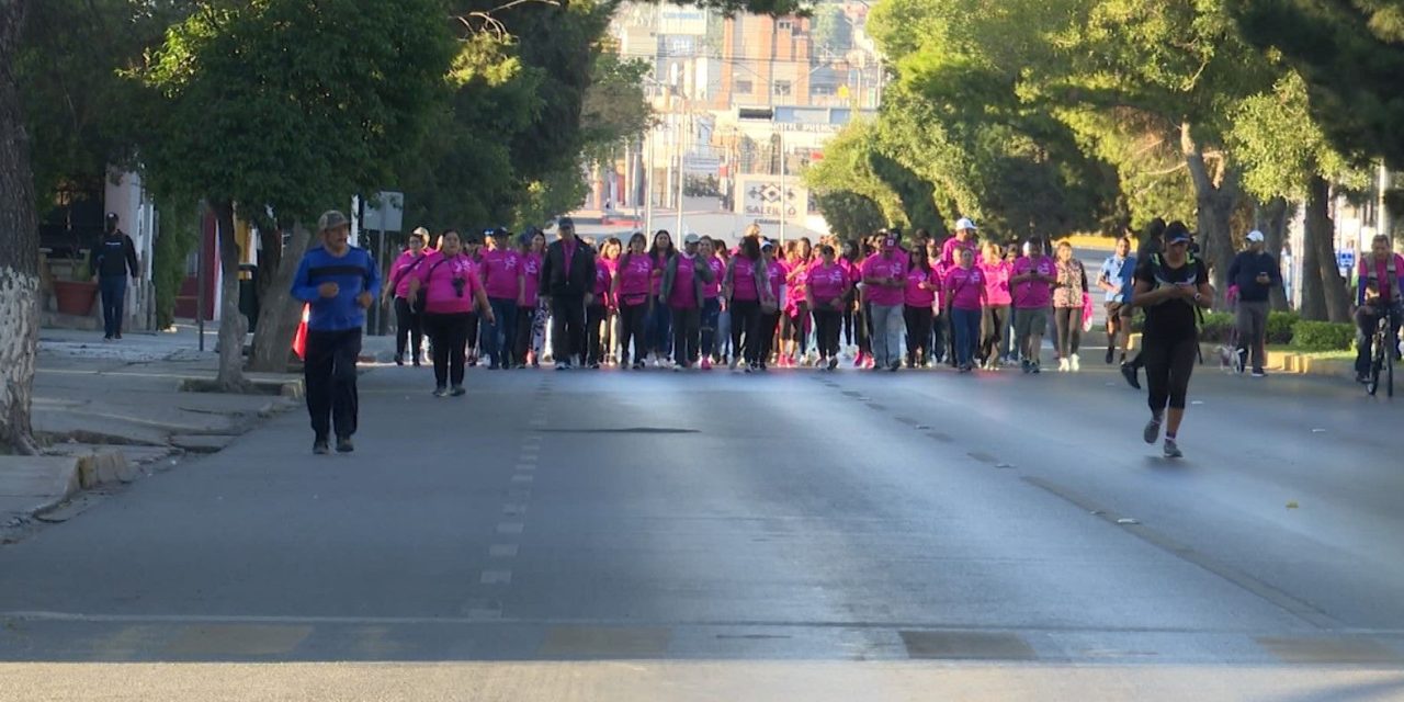Caminan para concientizar sobre el cáncer de mama en Saltillo