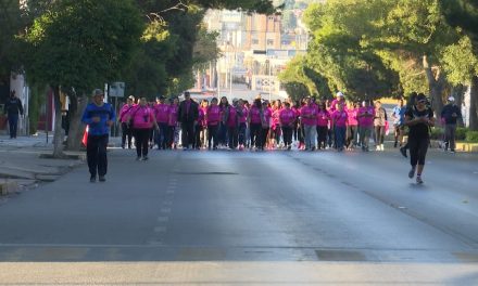 Caminan para concientizar sobre el cáncer de mama en Saltillo