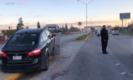 Le dan cerrón y sube al camellón sobre bulevar Antonio Cárdenas