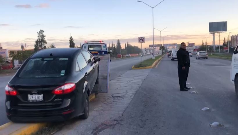 Le dan cerrón y sube al camellón sobre bulevar Antonio Cárdenas